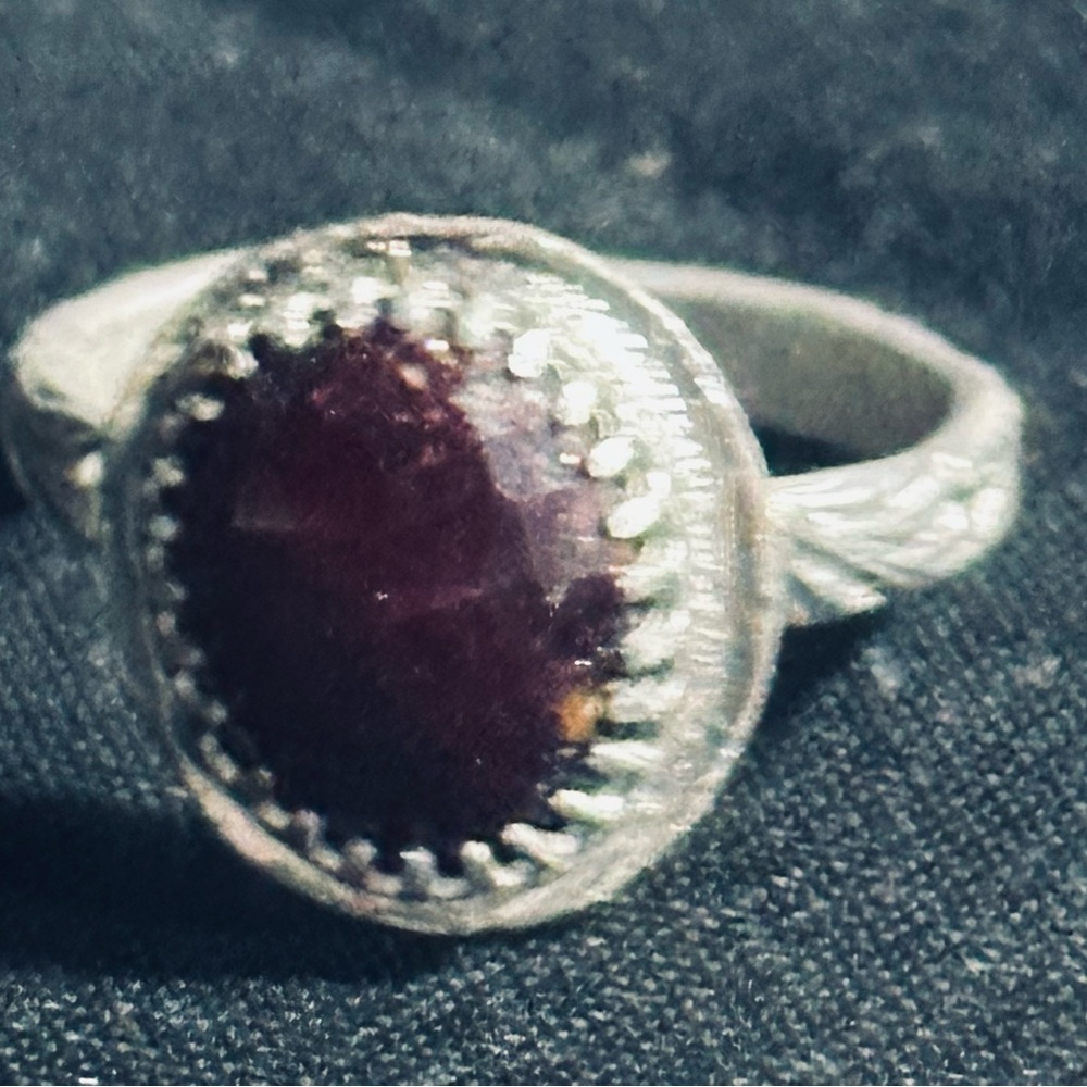 Sterling silver ruby artisan made ring - Picture 2 of 4